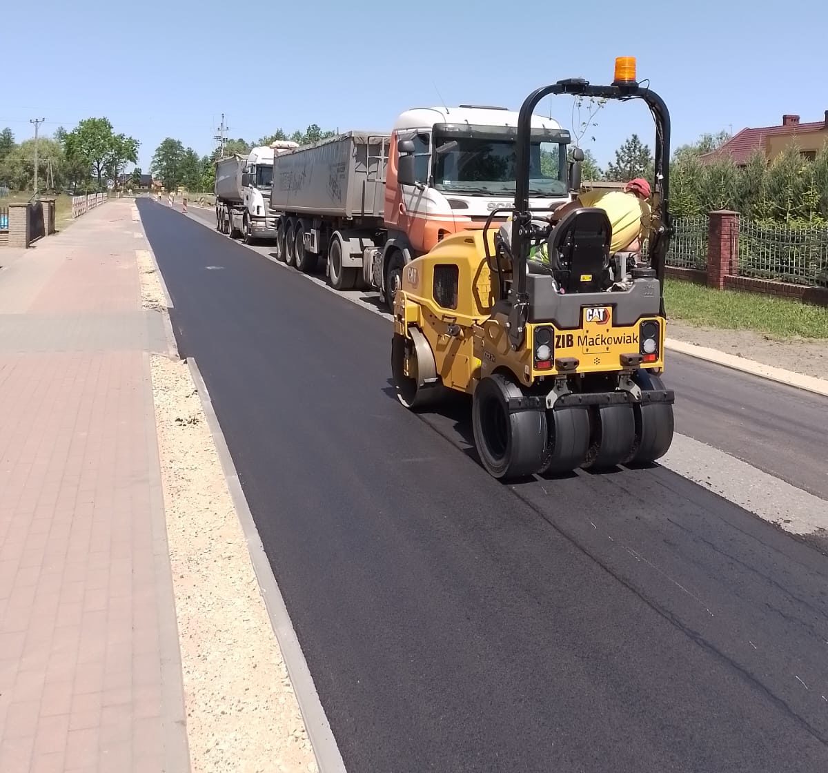 Remont odcinka drogi w Glinnie – trwa układanie masy asfaltowej