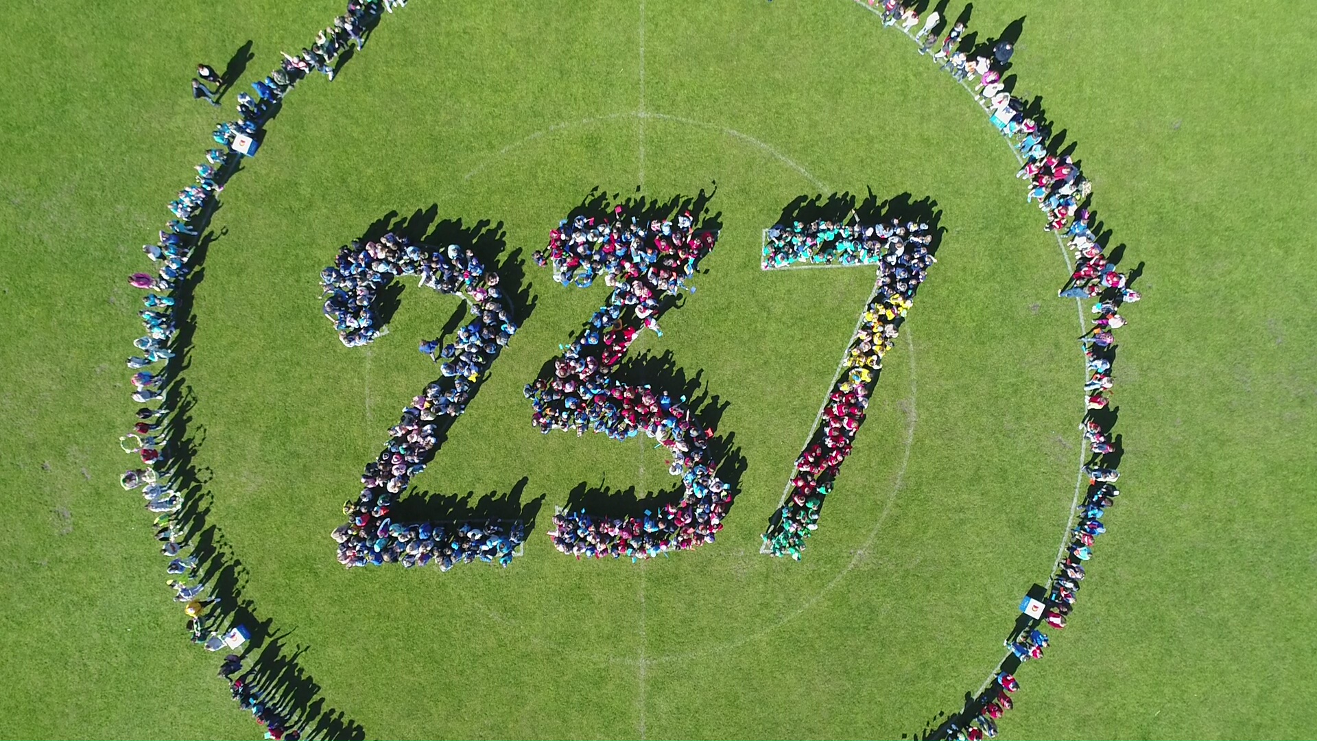 Dzieci z lokalnych szkół utworzyły liczbę 237 z okazji tegorocznej rocznicy nadania praw miejskich Nowemu Tomyślowi