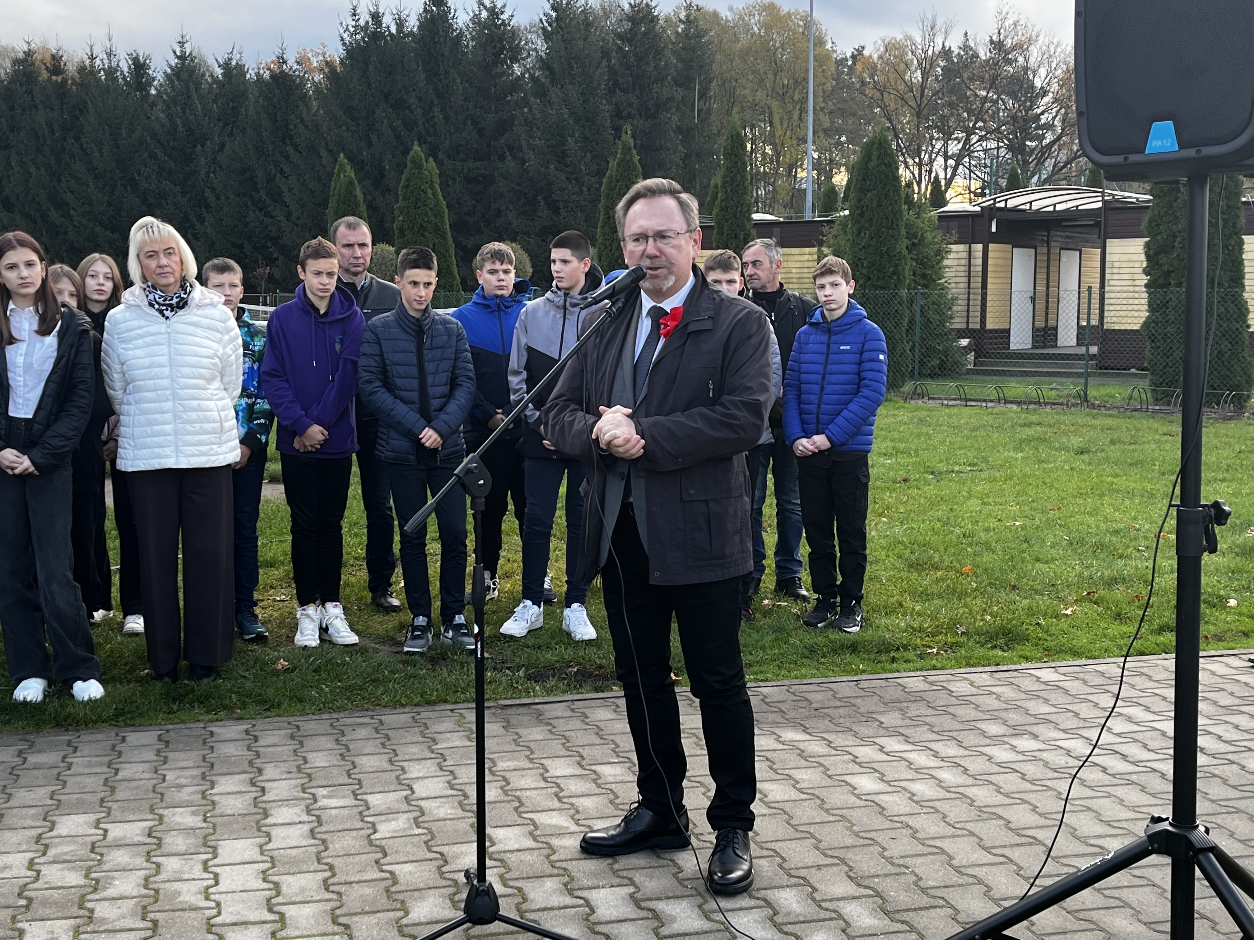 FLAGA NA MASZT! – uroczyste podniesienie flagi na Orliku w Nowym Tomyślu